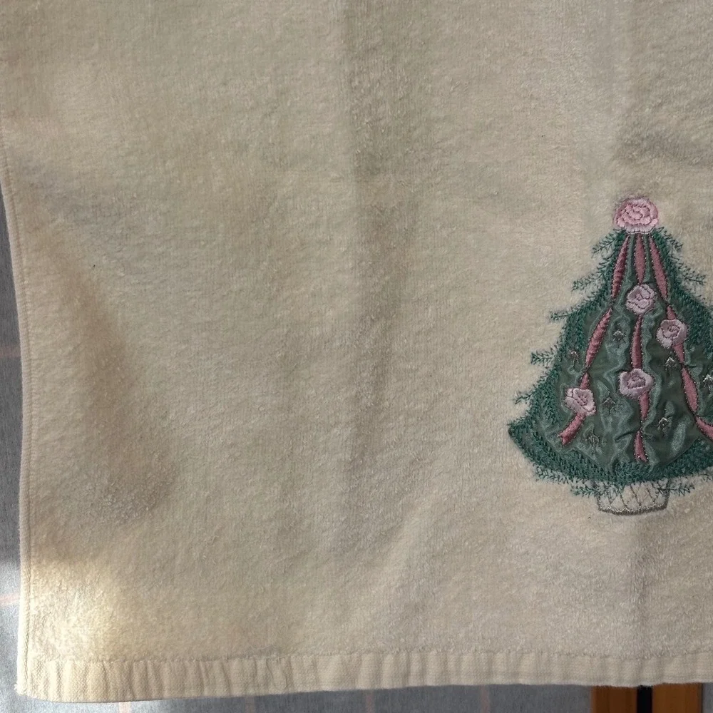 Vintage Cecil‎ Saydah Embroidered Christmas Tree Bath Towel Cream Holiday